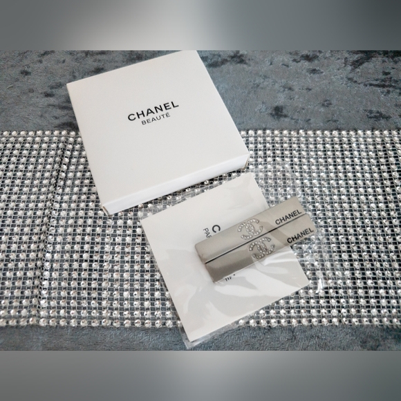 Chanel Beauty Silver Rhinestone 2-piece Hair  Clips-NIB - Picture 5 of 6